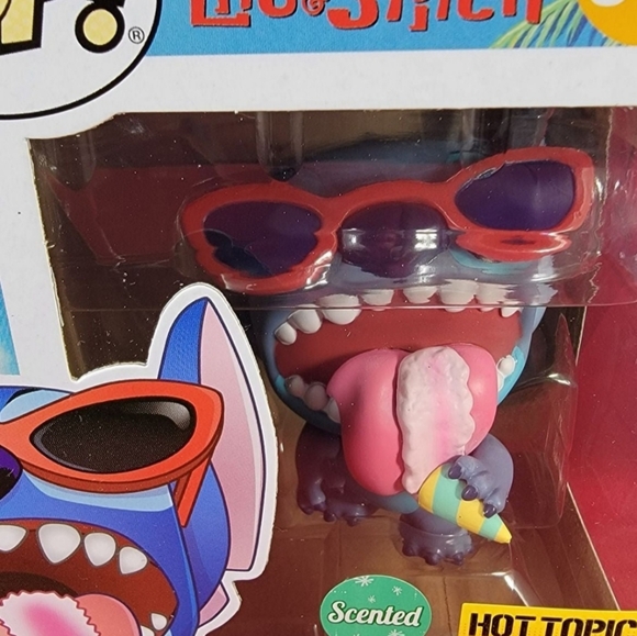 Hot topic exclusive summer stitch funko # 636 (nib) With pop protector - Picture 3 of 7